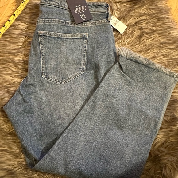 NEW w Tags - GAP girlfriend Crop Jeans Size 33- (20” ax at the waist) - Picture 1 of 14